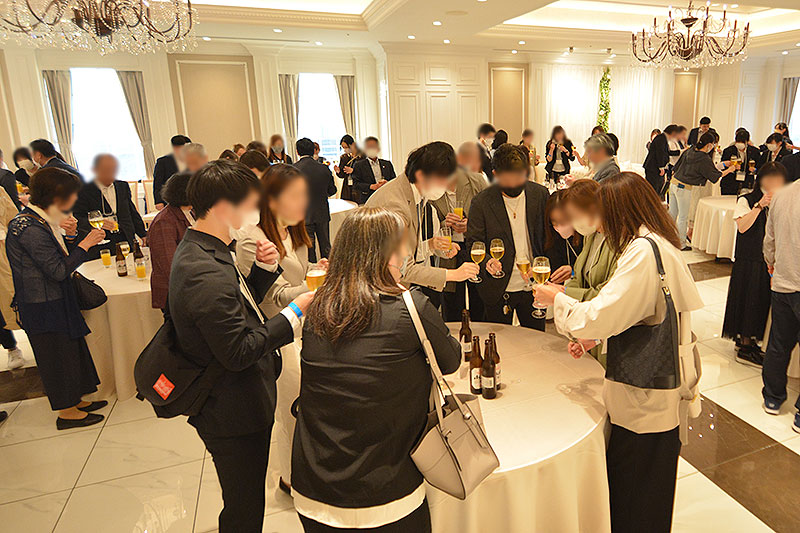 まずは各テーブルにて乾杯