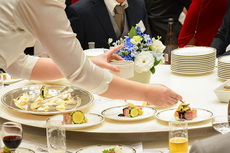 各卓にてコンパニオンがお料理を取り分け