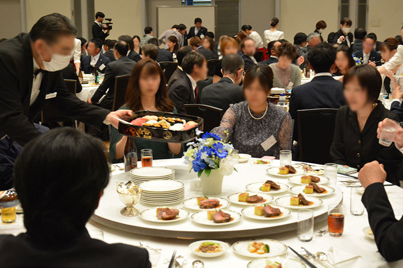 お料理は着席にてご用意