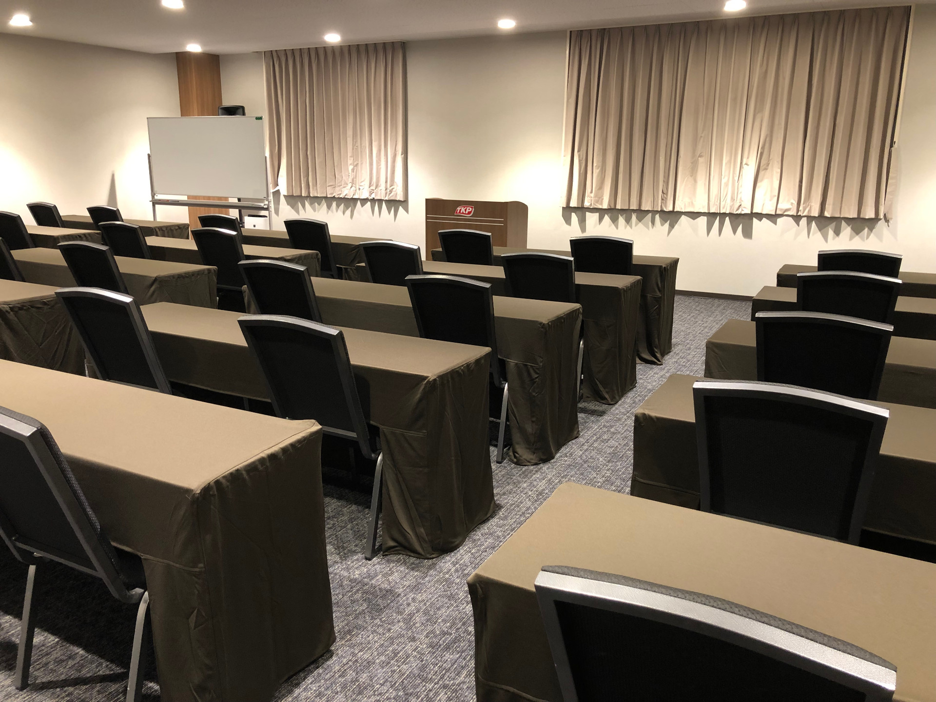 カンファレンスルーム4d Tkp松山市駅前カンファレンスセンター 松山の貸会議室 貸し会議室 貸ホールを格安 レンタル 貸し会議室をお探しならtkp貸会議室ネット